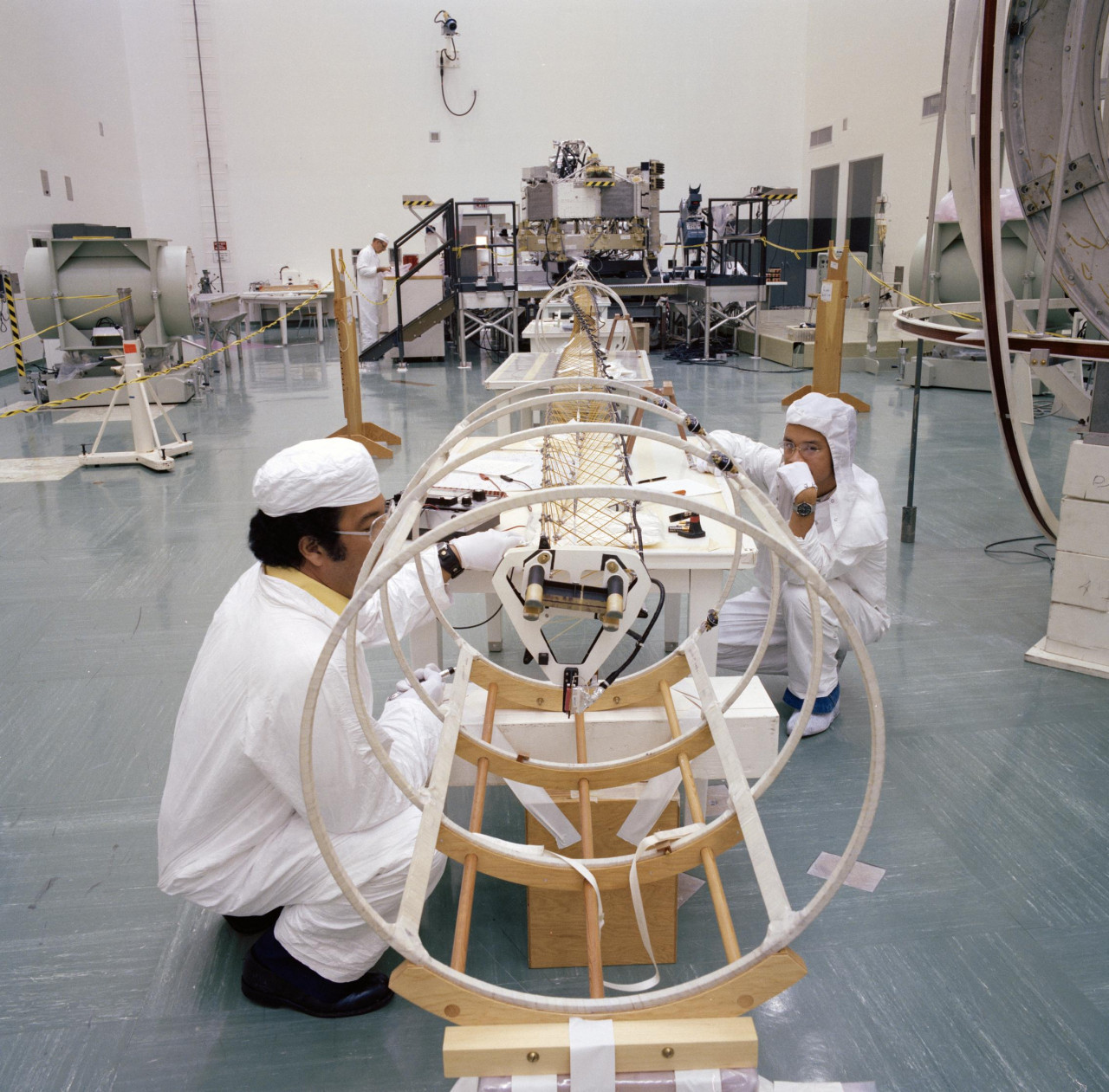 Construction of the Voyager 1 space probe (1976).  Photo: NASA.