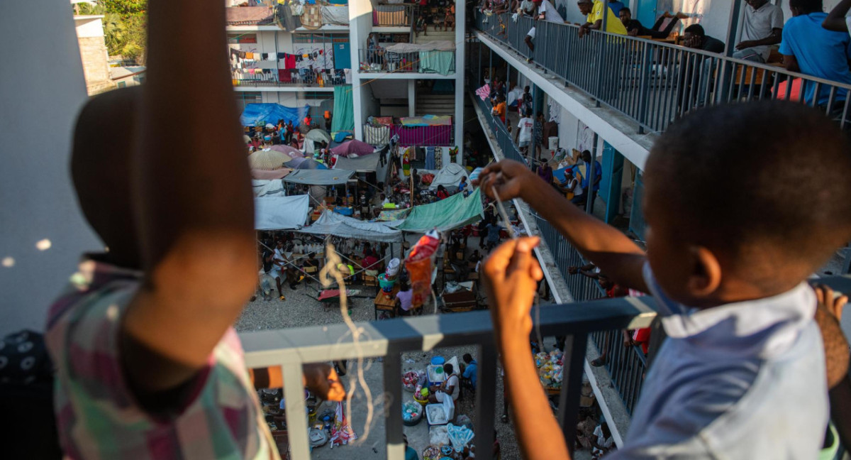 Haitianos refugiados en escuelas de Puerto Príncipe. Foto: EFE.