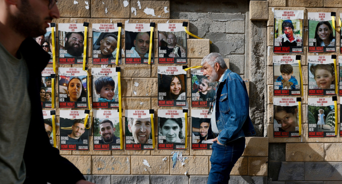 Fotos de rehenes en calles israelíes. Foto: Reuters.