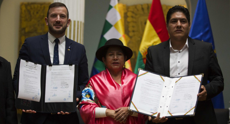 El comisario europeo de Medio Ambiente, Océanos y Pesca de la Unión Europea (UE), Virginijus Sinkevicius, la ministra de relaciones exteriores, Celinda Sosa, y el ministro de Medio Ambiente y Agua, Alan Lisperguer. Foto: EFE.