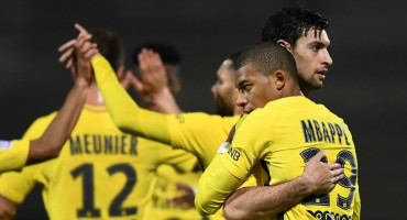 El abrazo entre Javier Pastore y Kylian Mbappé. Foto: NA.