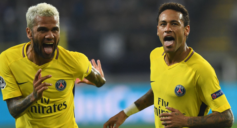 Dani Alves y Neymar en su estadía en el PSG. Foto: NA