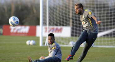 Robinho y Dani Alves, ambos acusados de violación. Foto: NA.