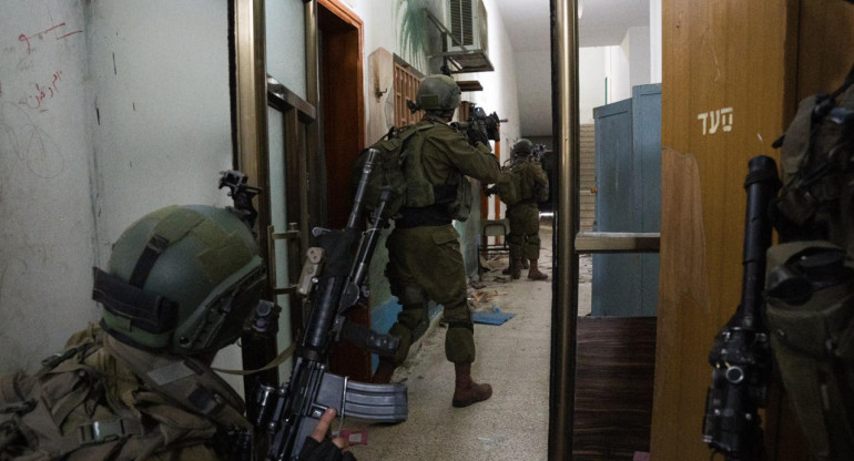 Operaciones del Ejército israelí en el Hospital Al Shifa de Gaza. Foto: EFE.