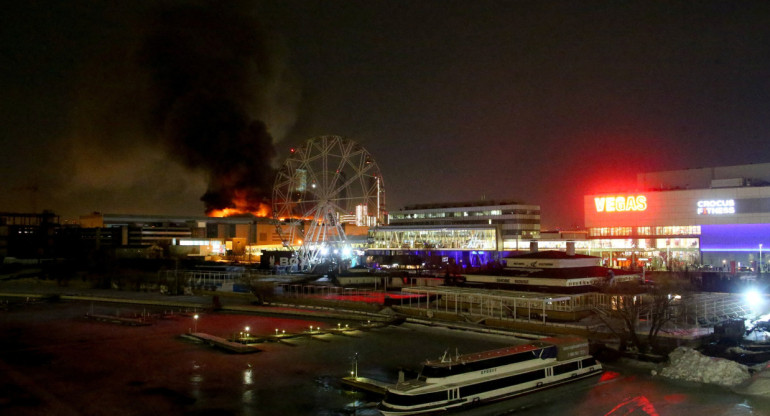 Afueras del recinto donde ocurrió el tiroteo terrorista en Moscú, Rusia. Foto: Reuters.