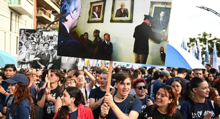 Multitudinaria caminata de militantes de La Cámpora de todo el país por el 24M. Foto: prensa.