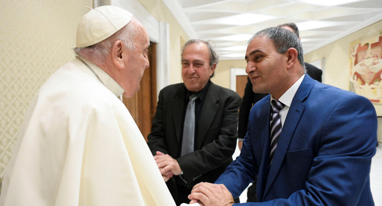 Activistas israelíes y palestinos con el papa Francisco. Foto: Reuters.