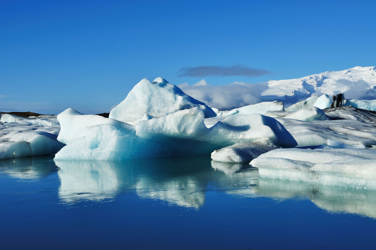 Icebergs azules flotando en Islandia. Foto: Reuters, Alamy