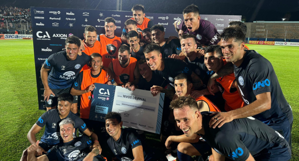 Festejo de Independiente Rivadavia de Mendoza en la Copa Argentina. Foto: @CSIRoficial.