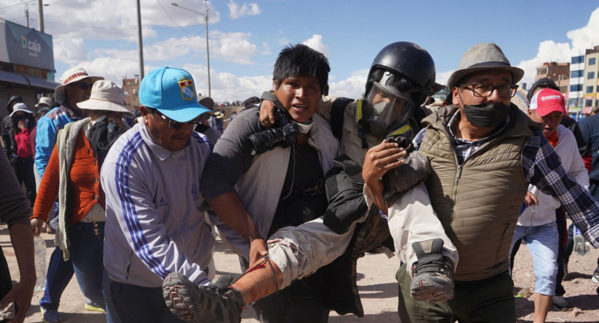 Ataque a periodistas en Perú. Foto: EFE