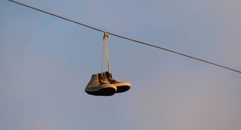 Zapatillas en los cables. Foto: X