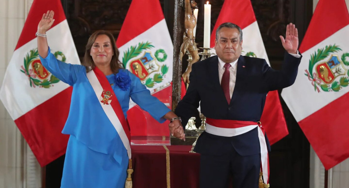 Gustavo Adrianzén y Dina Boluarte. Foto: EFE.