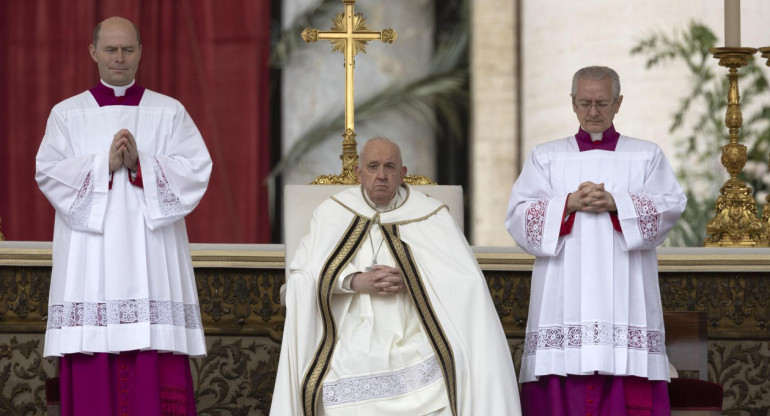 El papa presidió la misa del Domingo de Resurrección en la plaza de San Pedro. EFE