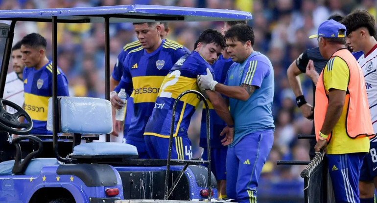 Lucas Blondel se retiró en camilla de la cancha. Foto: NA.