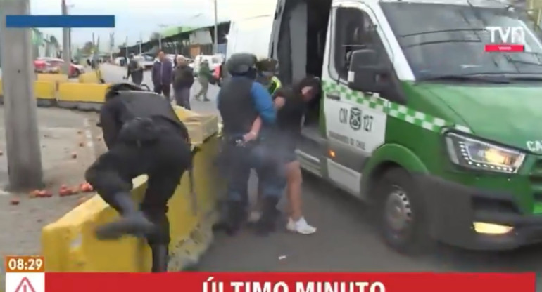 Una mujer le robó el arma a un policía y comenzó a disparar. Foto: Captura.