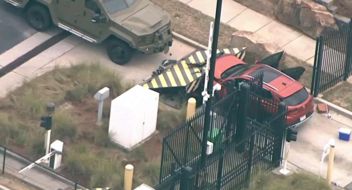 Un auto impactó contra la puerta de ingreso de la sede del FBI en Atlanta. Foto:  Captura Reuters.