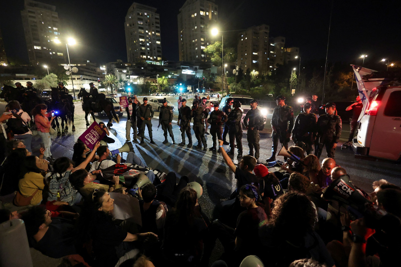 Protesta en la Knéset israelí de familiares de rehenes. Foto: Reuters.