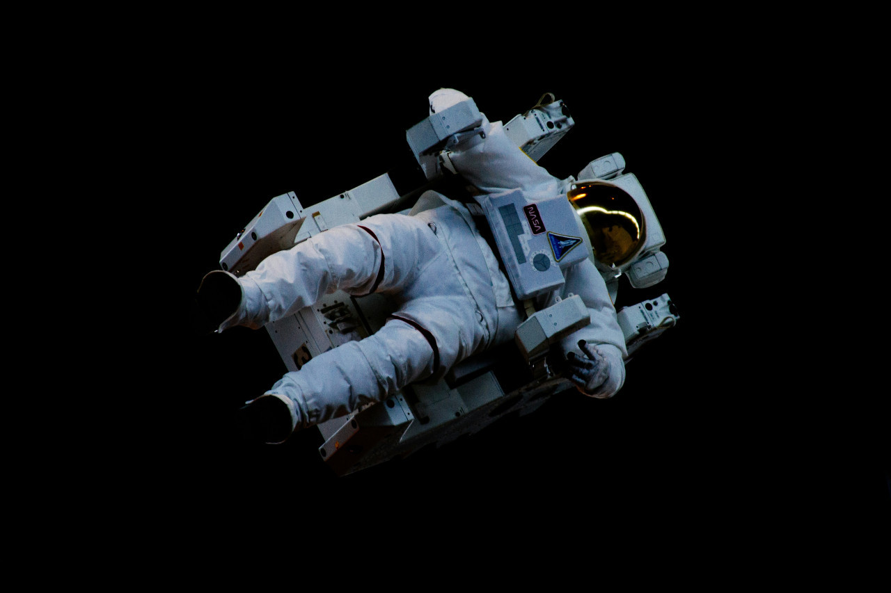 Astronaut, Space.  Photo: Unsplash