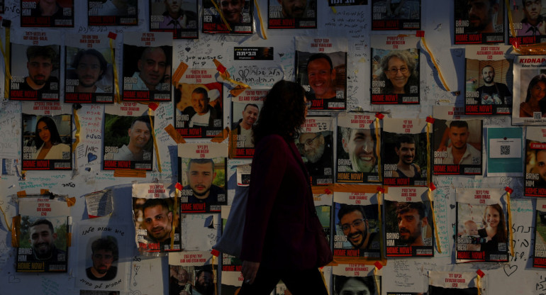 Posters de algunos de los rehenes desaparecidos. Foto: Reuters