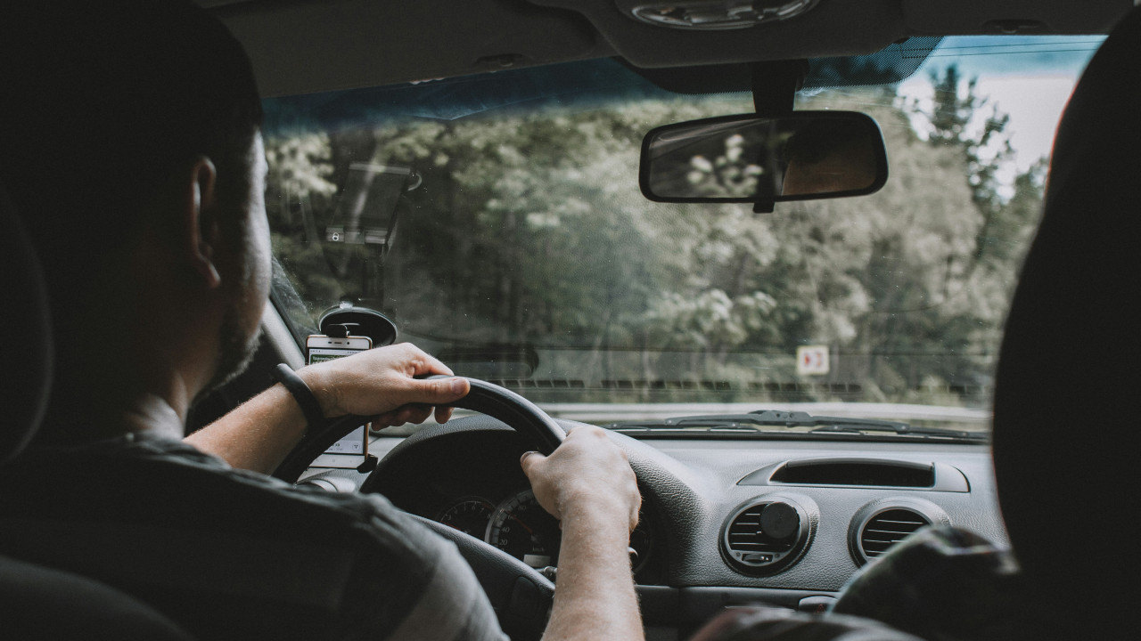 Conducir un auto. Foto: Unsplash.