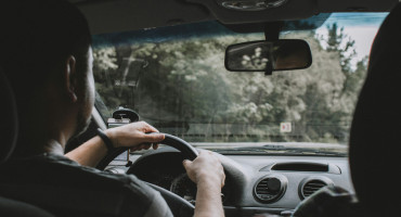 Conducir un auto. Foto: Unsplash.