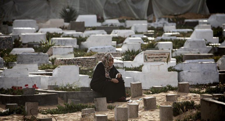 Palestinos visitan tumbas en la Franja de Gaza. Foto: EFE.