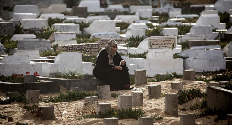 Palestinos visitan tumbas en la Franja de Gaza. Foto: EFE.