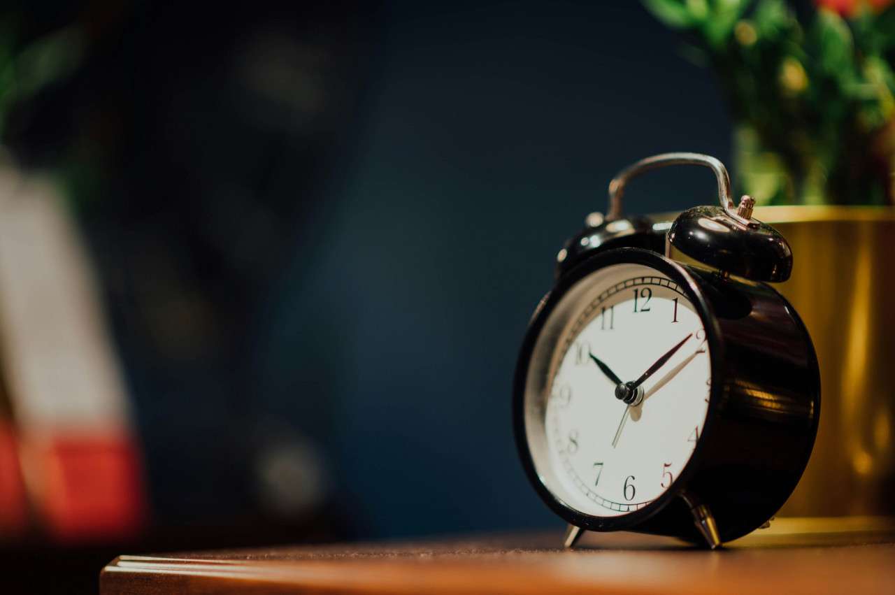 Reloj despertador alarma. Foto Unsplash.