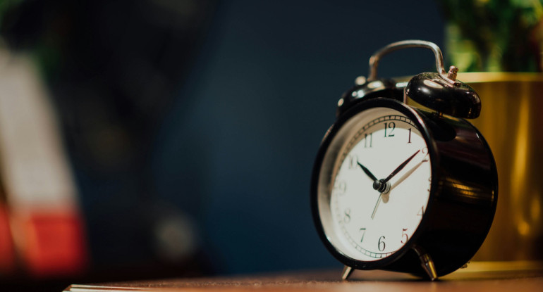 Reloj despertador alarma. Foto Unsplash.