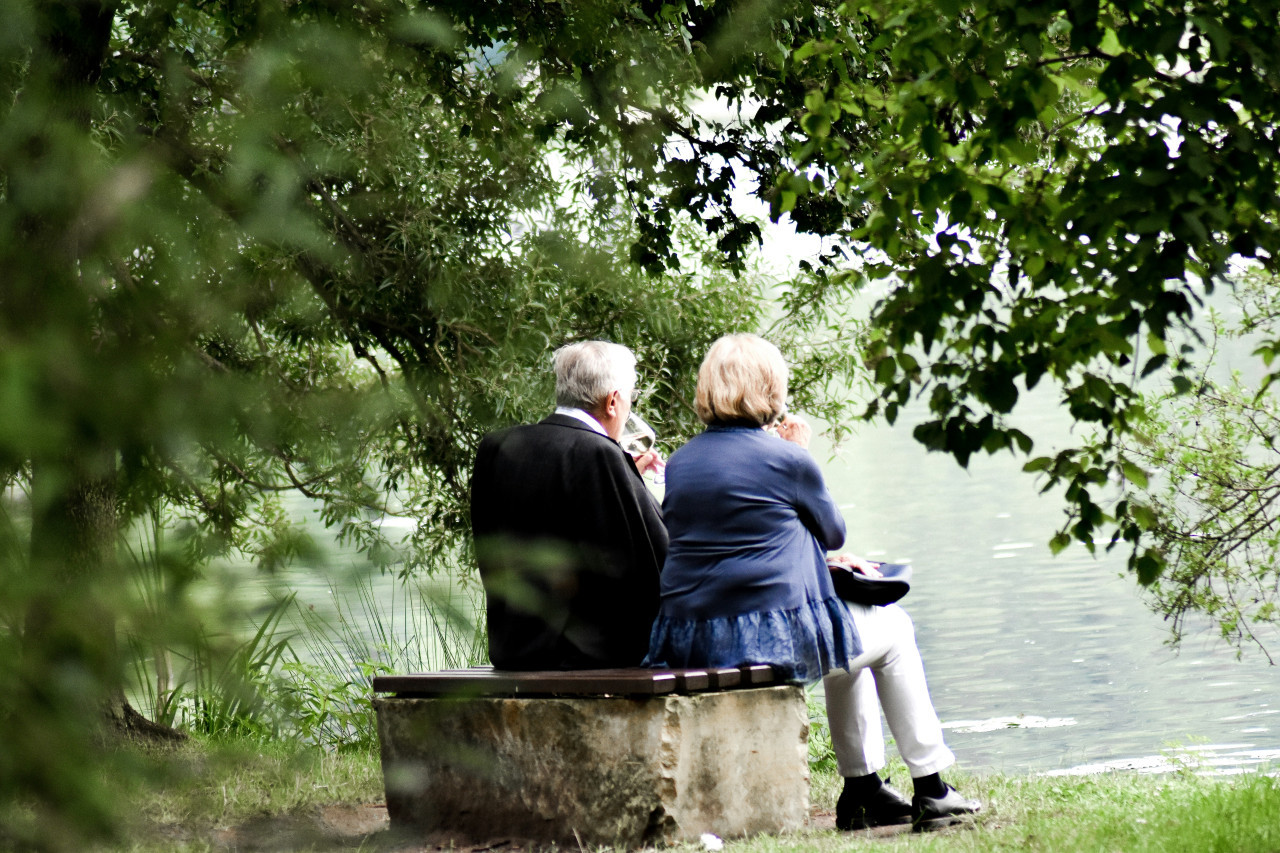 Pareja de personas mayores. Foto: Unsplash.