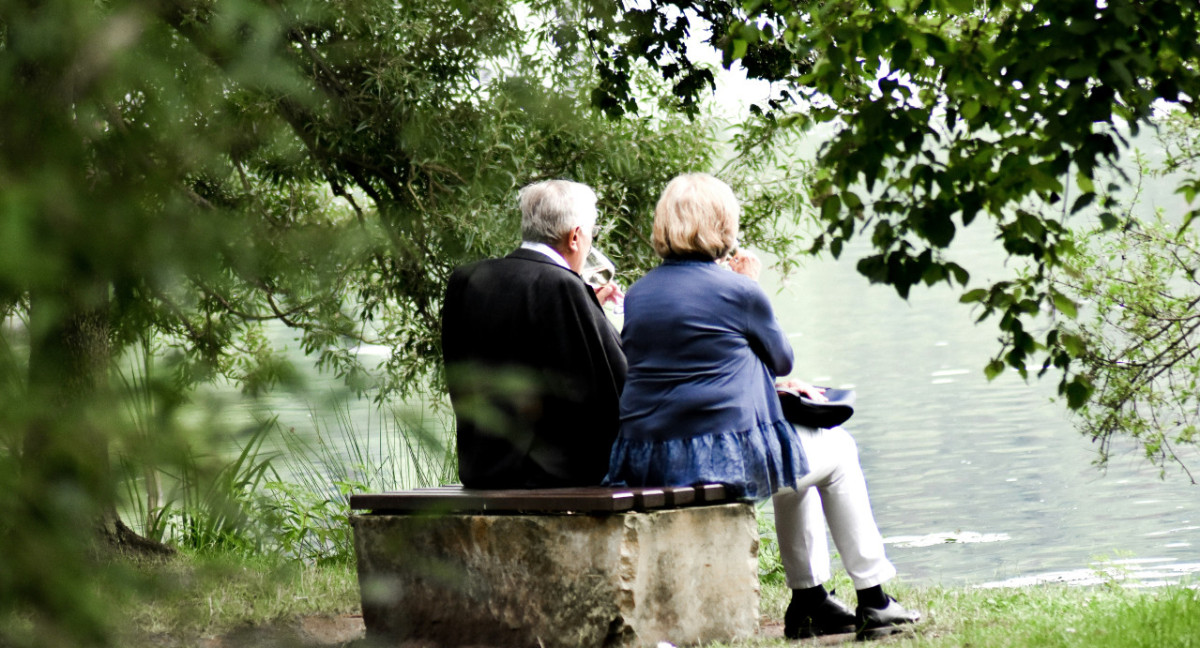 Pareja de personas mayores. Foto: Unsplash.