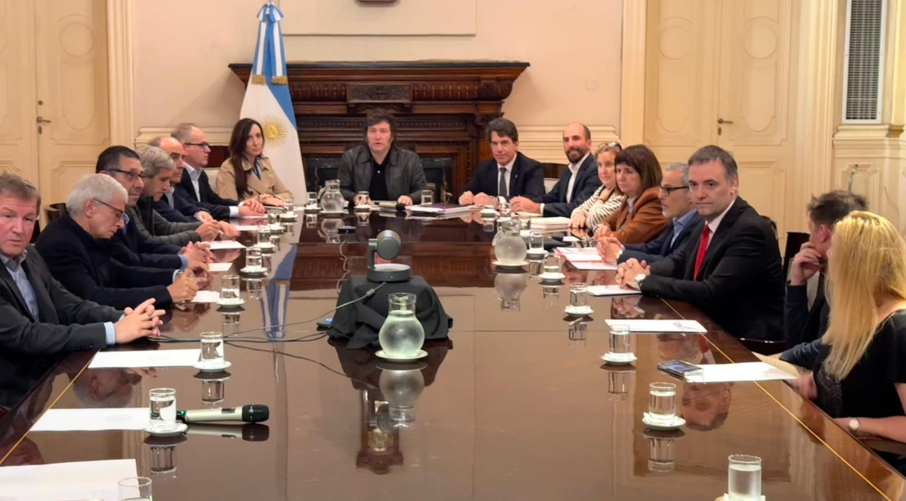 Javier Milei encabeza una reunión de Gabinete junto al Embajador de Israel, Eyal Sela. Foto: @OPRArgentina