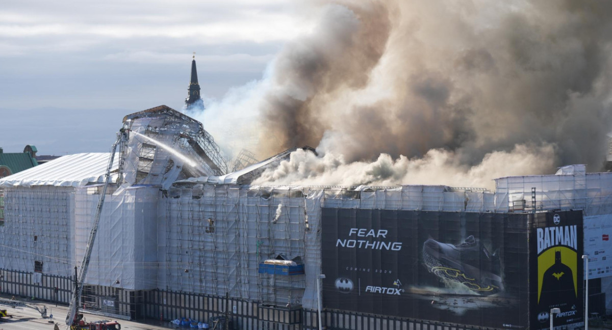 Incendio en la antigua bolsa de Copenhague, Dinamarca. Foto: EFE.