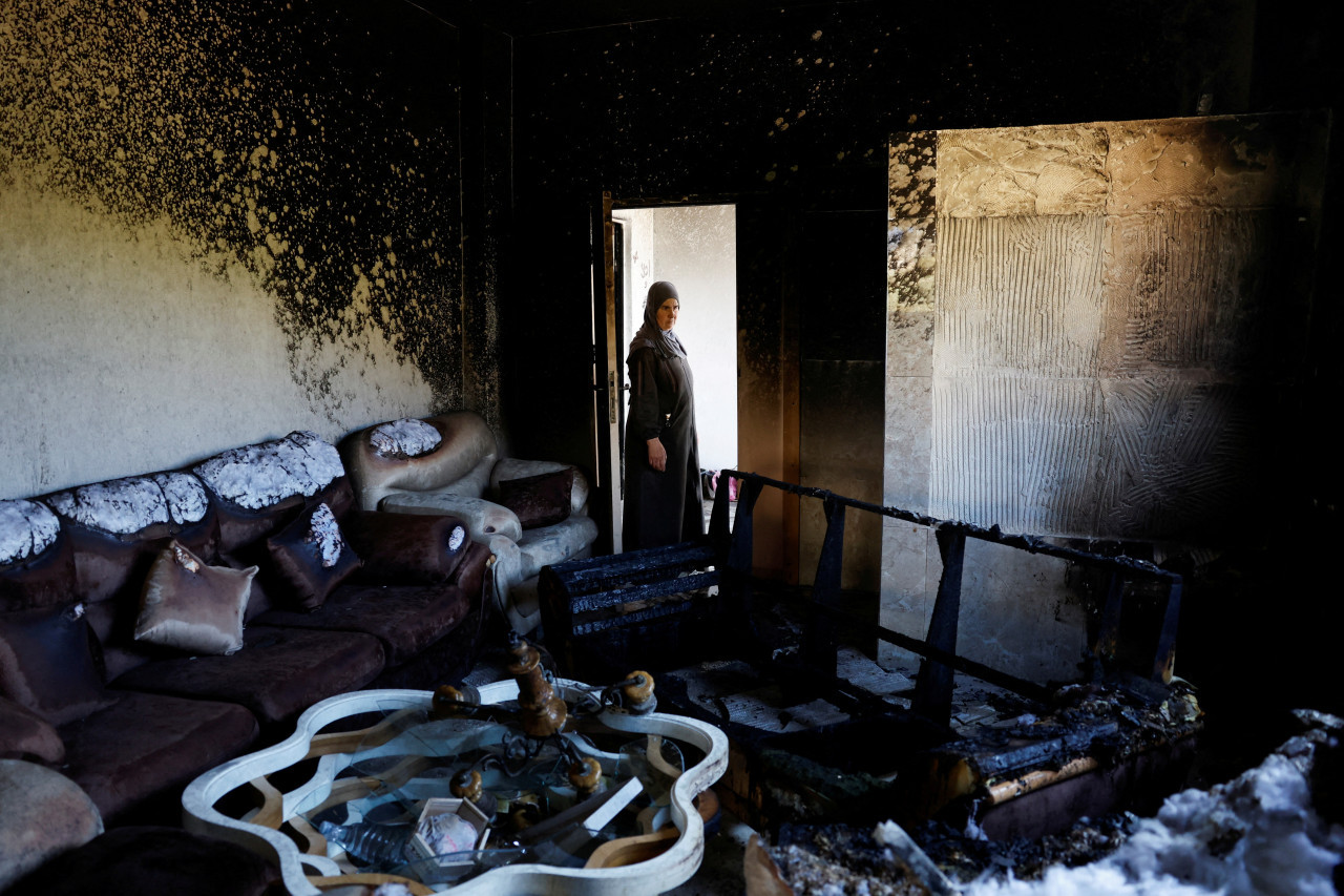 Casa destruida en Cisjordania tras ataque de colonos israelíes. Foto: Reuters.