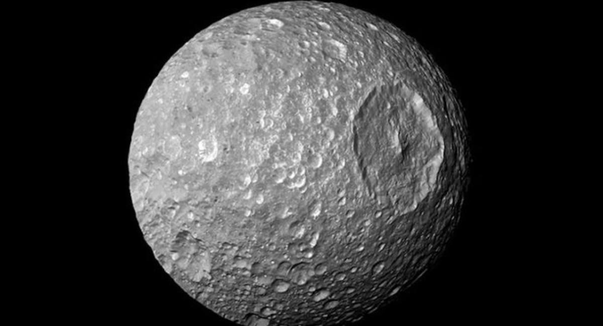 Luna Mimas. Foto: X, NASA.