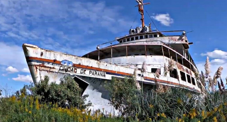 Barco "Ciudad de Paraná". Foto: X