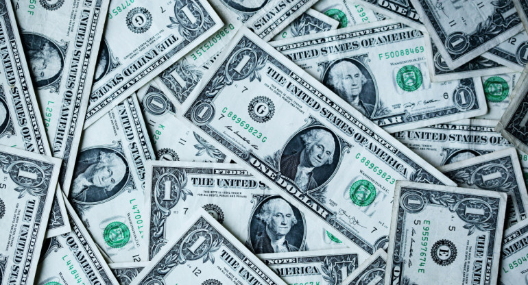 Dólar. Foto: Unsplash.