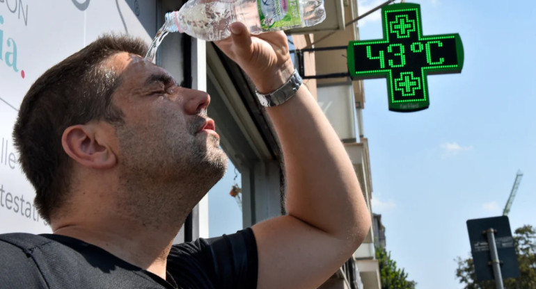 Un hombre se echa agua durante una ola de calor en Turín, Italia. Foto Reuters.