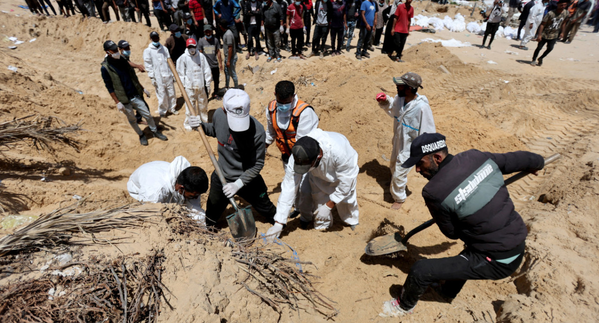 Hallazgo de fosas comunes en Gaza. Foto: EFE.