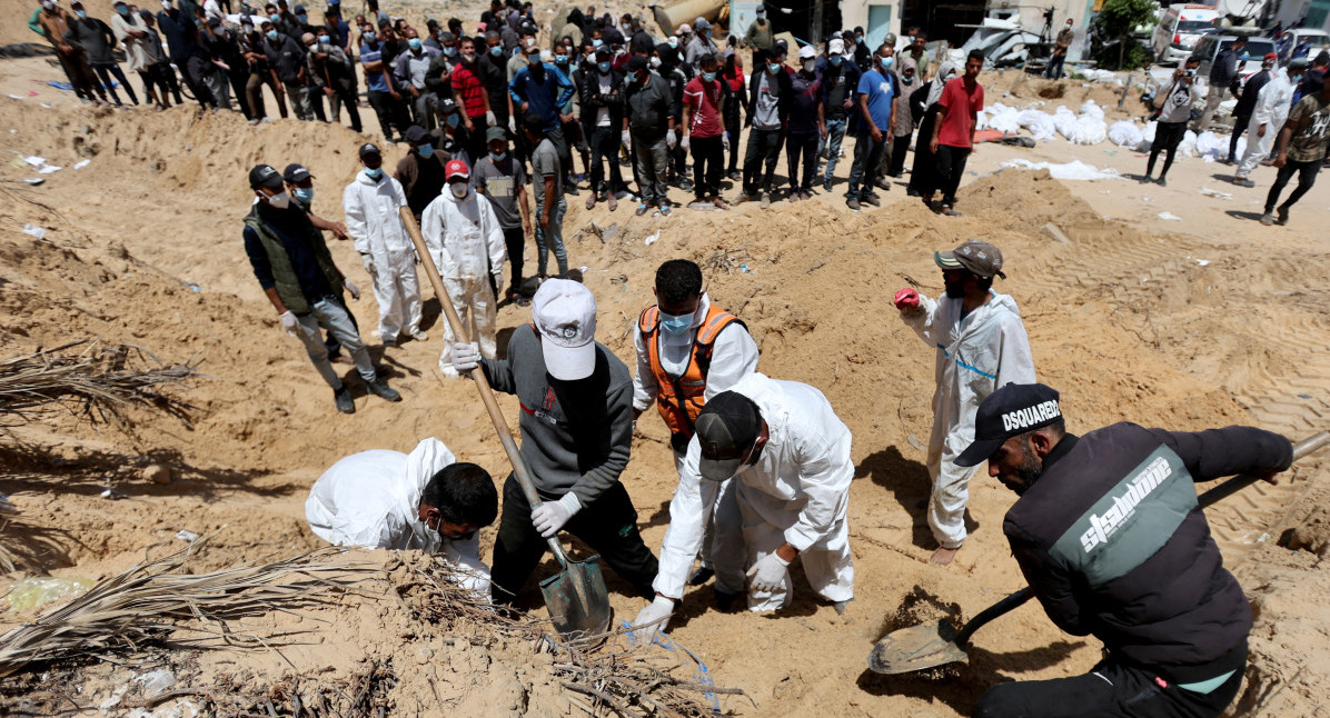 Hallazgo de fosas comunes en Gaza. Foto: EFE.