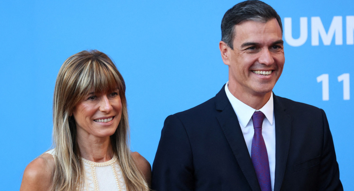 Pedro Sánchez y su esposa, Begoña Gómez. Foto: Reuters.