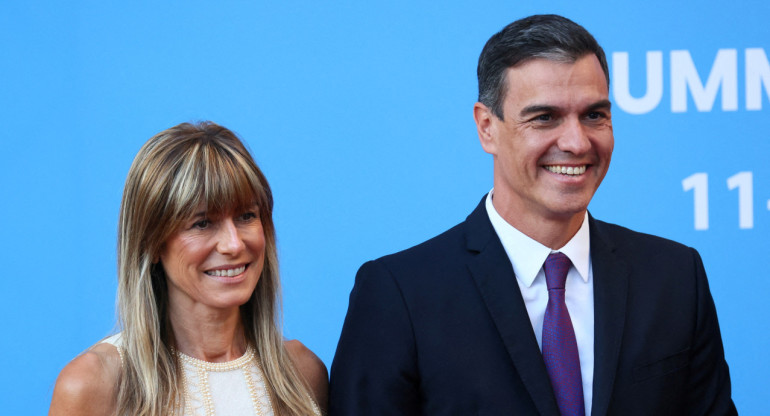 Pedro Sánchez y su esposa, Begoña Gómez. Foto: Reuters.