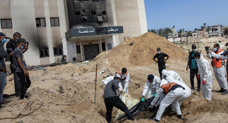 Encuentran una fosa común en Jan Yunis, Franja de Gaza. Foto: EFE