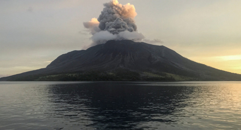 Volcán en Indonesia. Foto: Reuters.