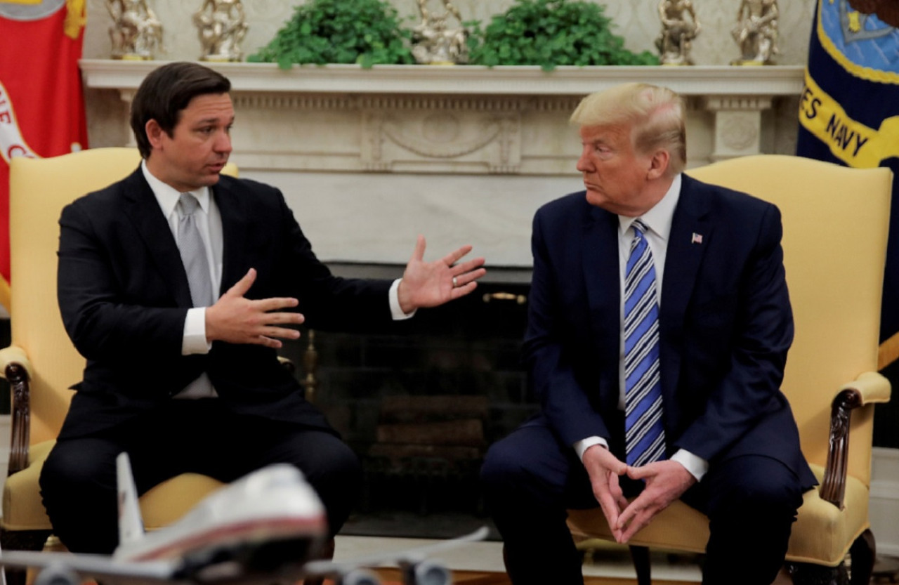 Donald Trump y Ron DeSantis. Foto: Reuters.