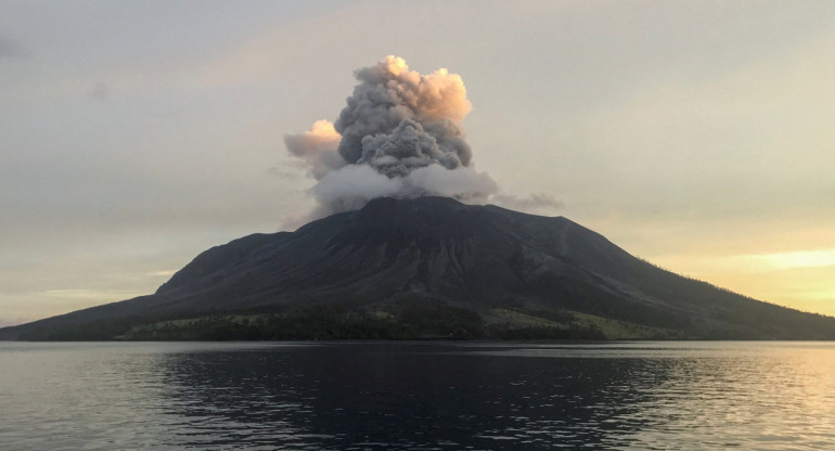 El volcán indonesio Ruang volvió a entrar este martes en erupción. Foto: Reuters.