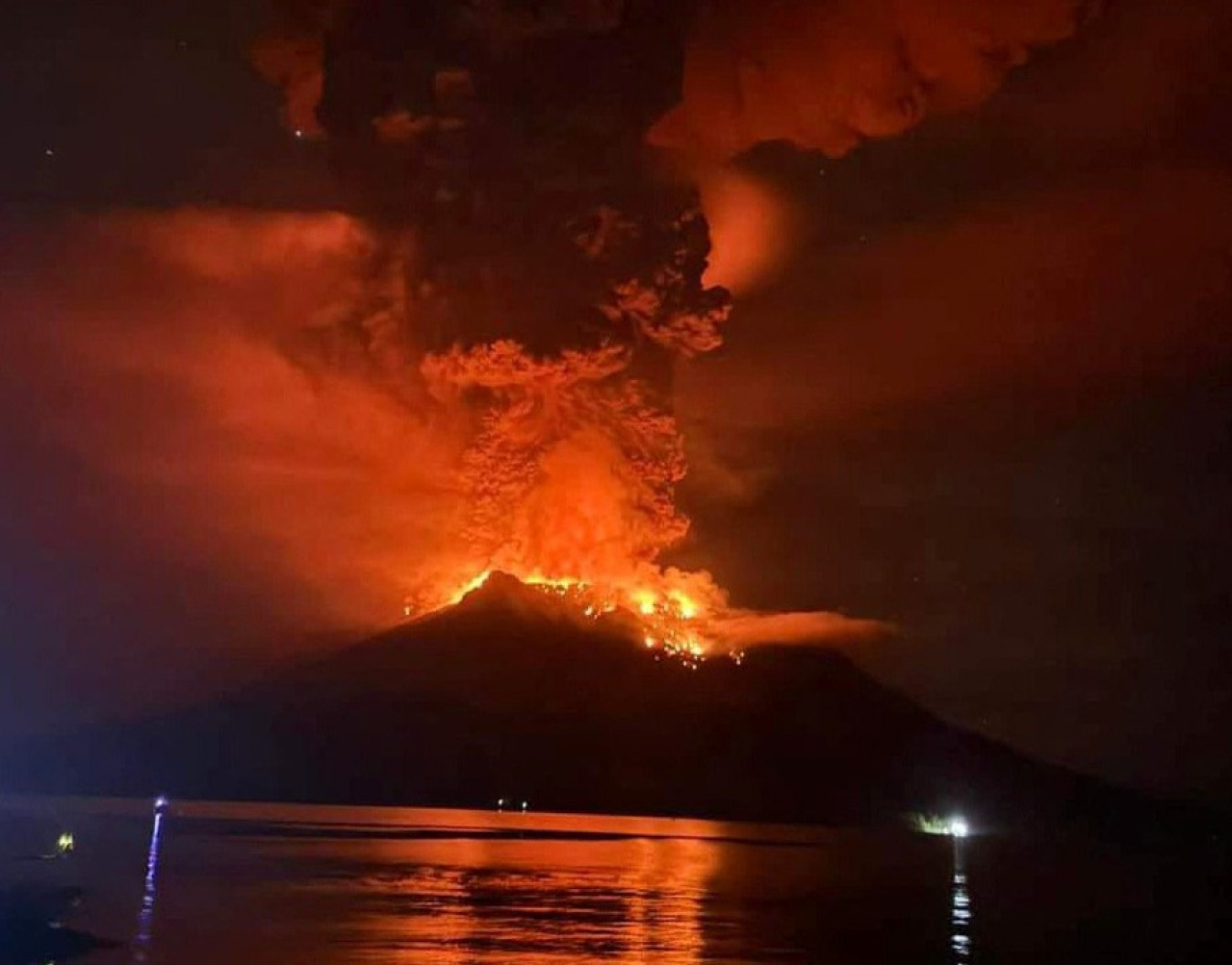 El volcán indonesio Ruang volvió a entrar este martes en erupción. Foto: Reuters.