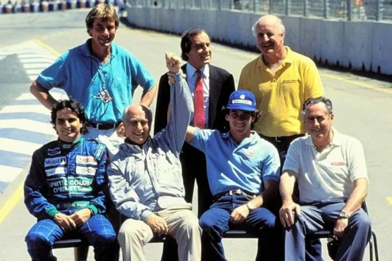 Senna le levanta el brazo a Fangio. Foto: NA