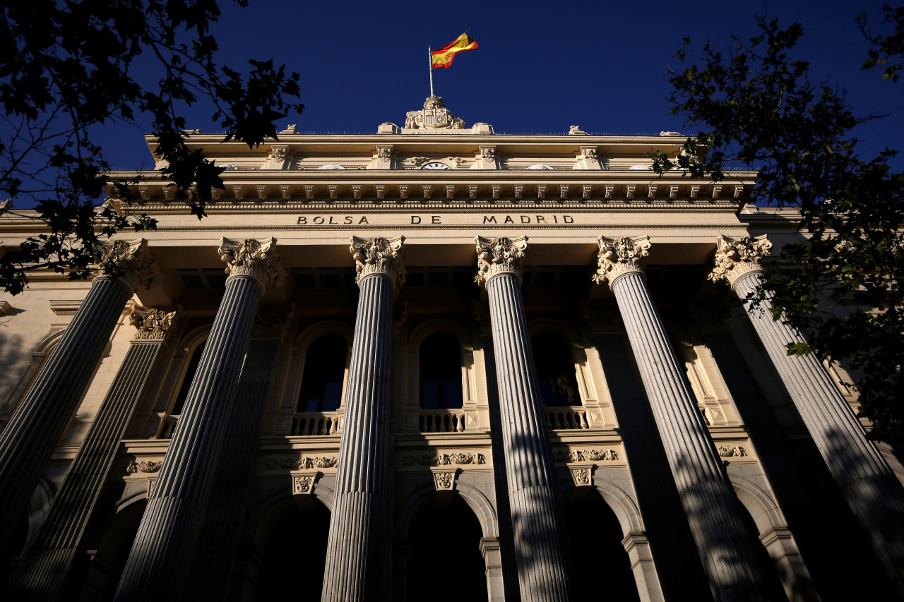 Una bandera española sobre la Bolsa de Madrid. Foto: Reuters