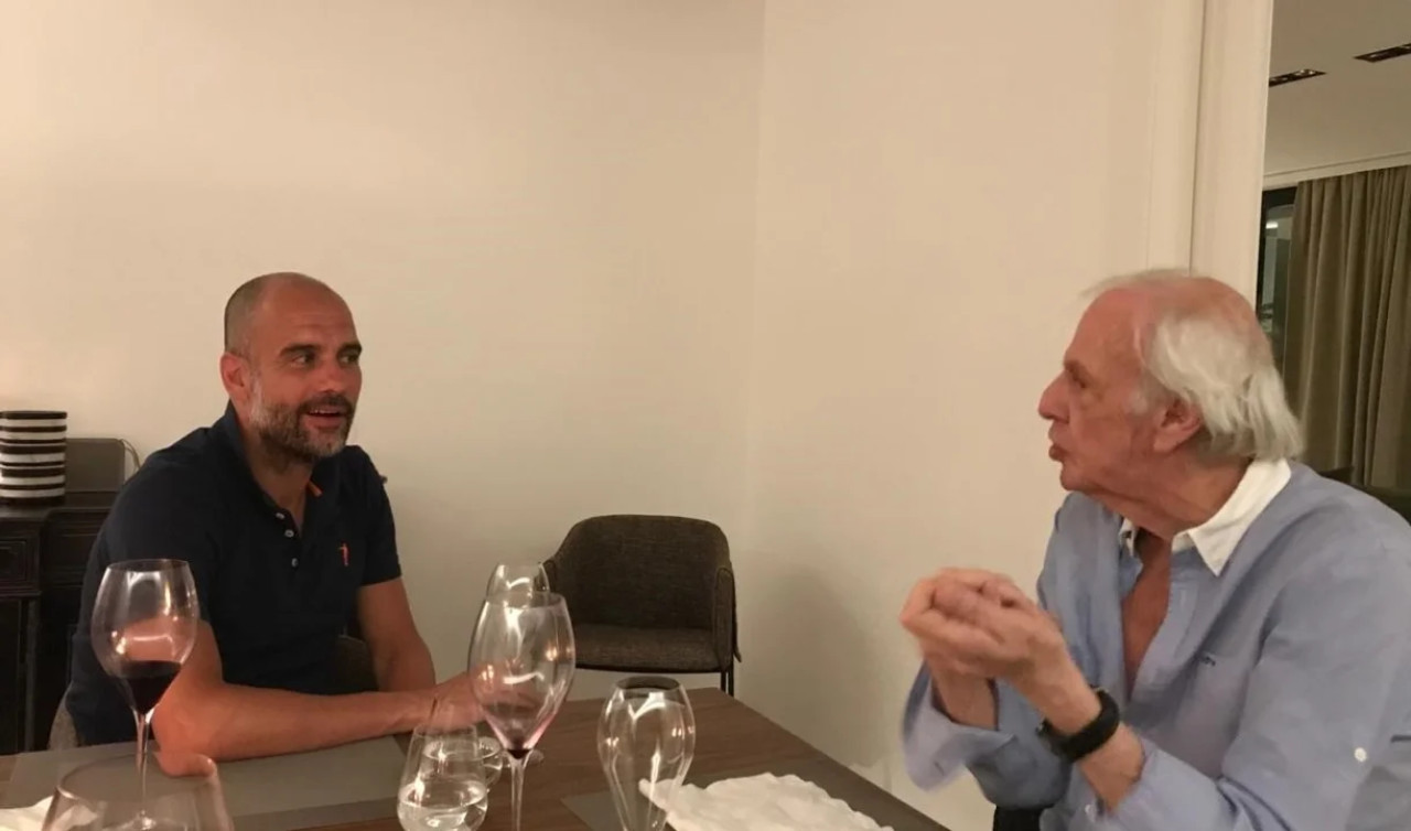 Guardiola despidió a Menotti. Foto: NA.